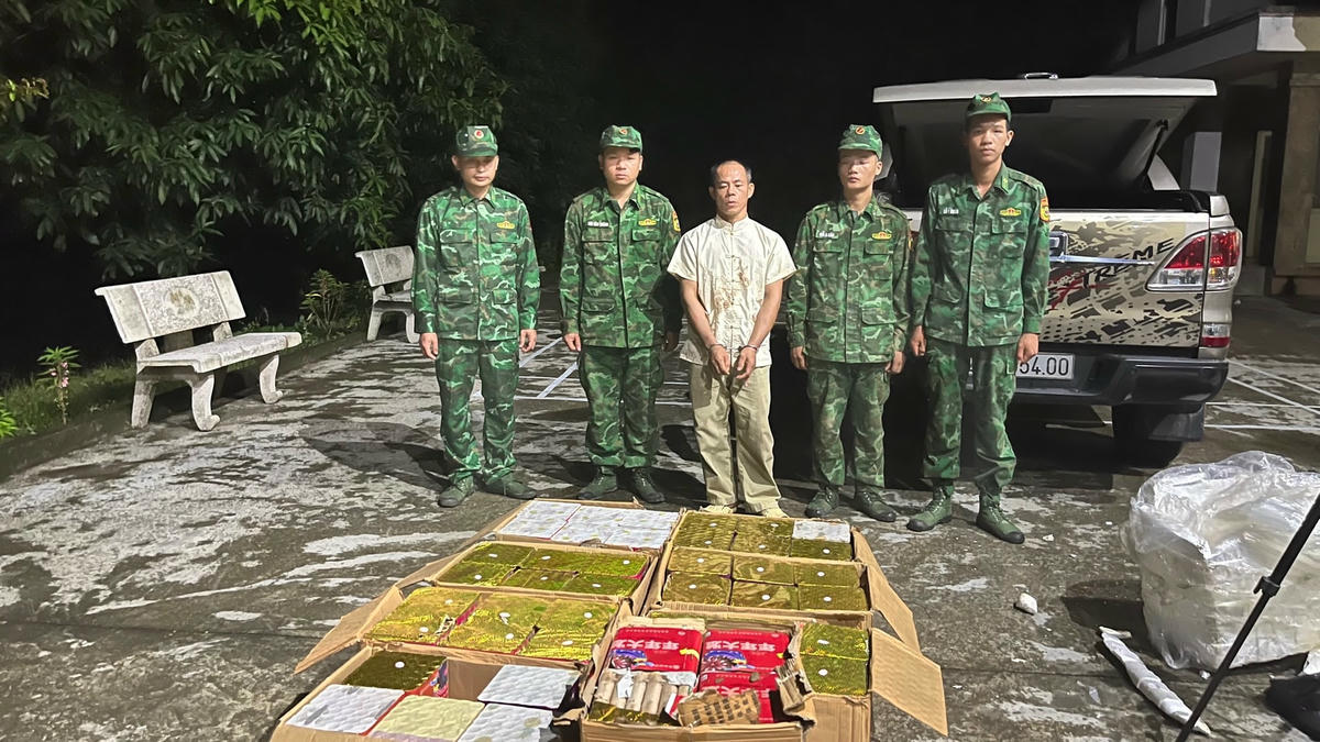 Lý Văn Minh cùng tang vật là pháo hoa nổ. Ảnh: Trung Dũng