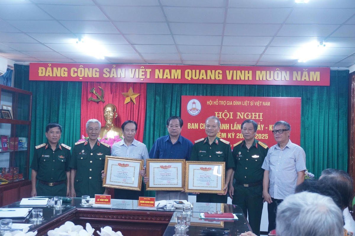 Các cá nhân được nhận bằng khen của Bộ Lao động Thương binh và xã hội vì có nhiều cống hiến trong hoạt động tri ân liệt sỹ.