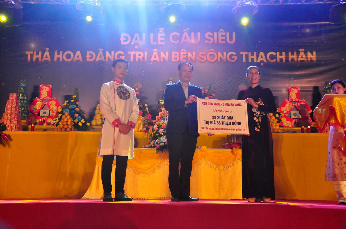 Các phần quà, ủng hộ được trao trong Đại lễ.