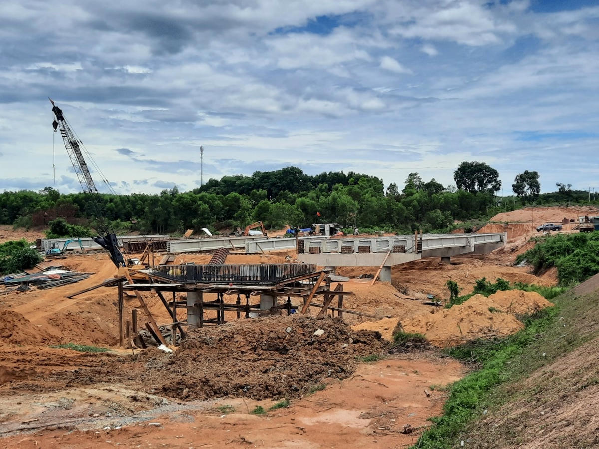 Phía Ban Quản lý dự án đường Hồ Chí Minh cho hay, tính đến cuối tháng 6/2023 toàn tuyến cao tốc Vạn Ninh - Cam Lộ đã thi công được khoảng 6%.