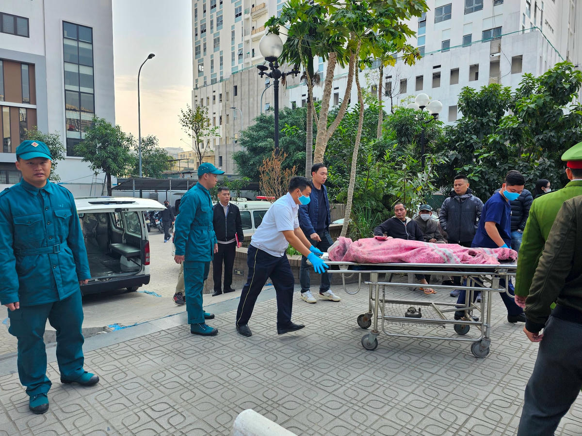 Vụ cháy quán cà phê số 258 Phạm Văn Đồng, phường Cổ Nhuế 2, quận Bắc Từ Liêm vào đêm 18, rạng sáng 19/12 gây hậu quả nghiêm trọng. Theo Công an thành phố Hà Nội, vụ cháy đã khiến 4 người bị thương đang được cấp cứu ở bệnh viện cùng 11 người tử vong.