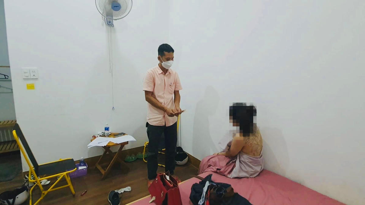 Lực lượng chức năng bắt quả tang các cô giá đang bán dâm cho khách.