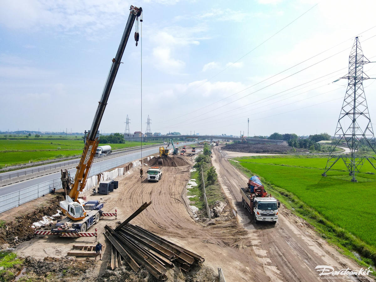 Theo ghi nhận của PV Báo Đại Đoàn Kết vào sáng 3/5 tại dự án mở rộng cao tốc Bắc - Nam, hàng chục công nhân, kỹ sư cùng các thiết bị, máy móc đang hối hả làm việc trên công trường. Ảnh: Đình Minh