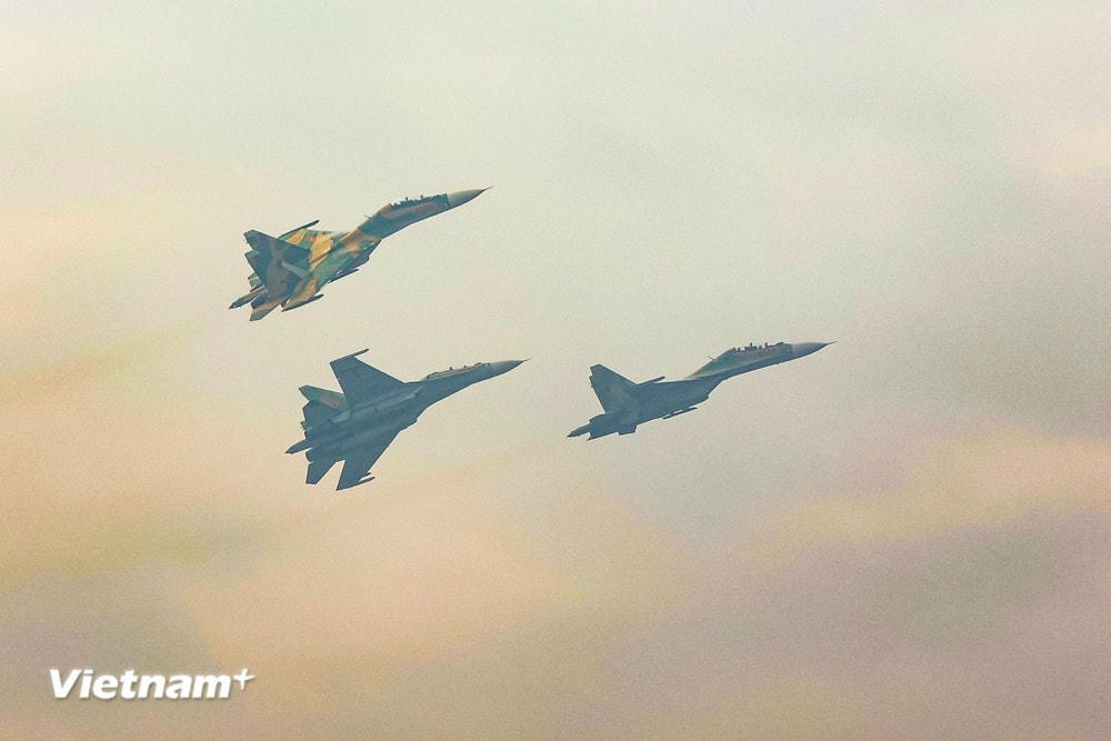 Đáng chú ý là màn nhào lộn của Su30-MK2 khi tiến vào khu vực trình diễn. (Ảnh: Hoài Nam/Vietnam+) vnp_8.jpg