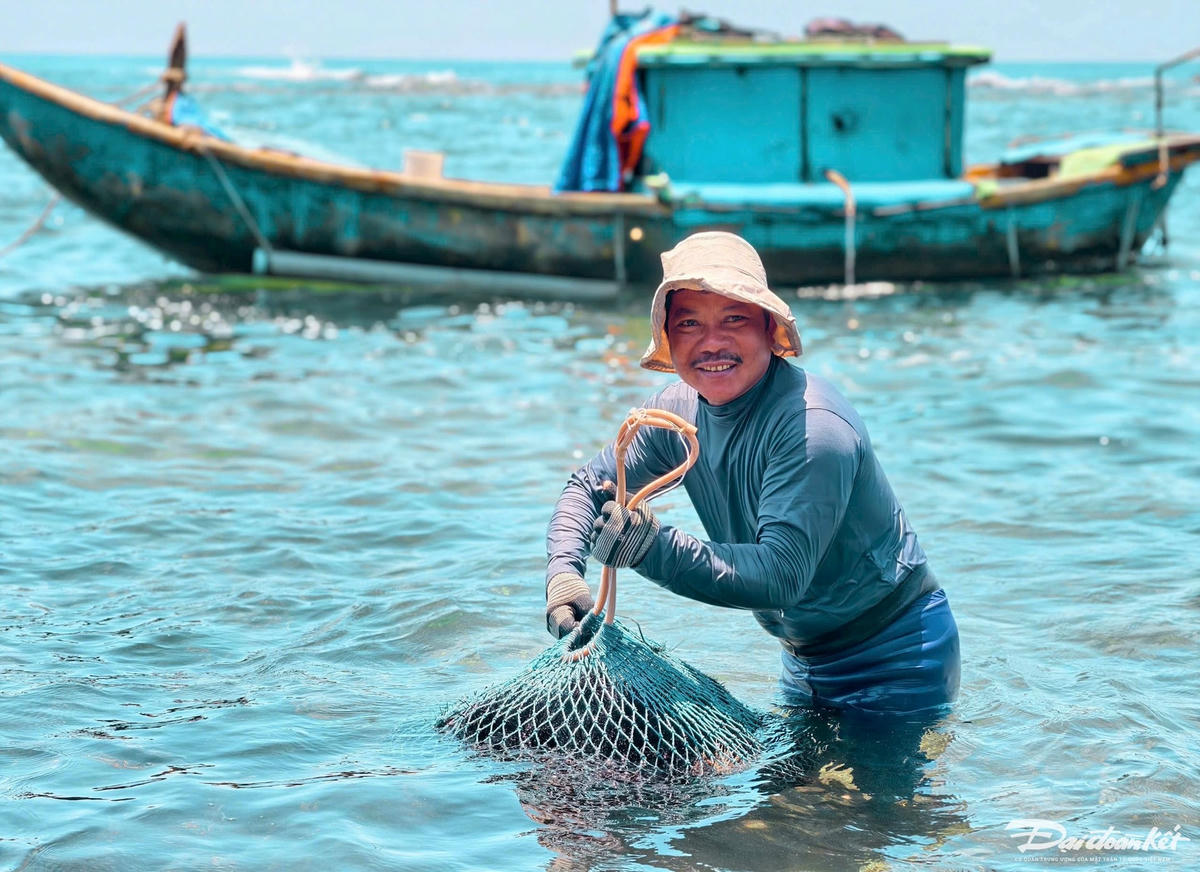 Ngư dân xã Đông Sơn bắt nhiều nhum.