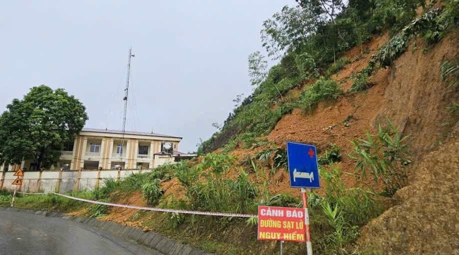 Trụ sở UBND xã Trung Sơn bị đất sạt lở vào. Ảnh: Trường Quân.