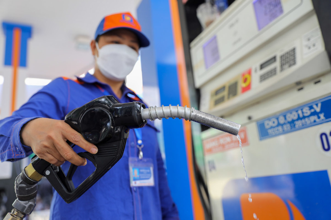 Giá xăng giảm sau 4 phiên tăng liên tiếp. Ảnh minh họa