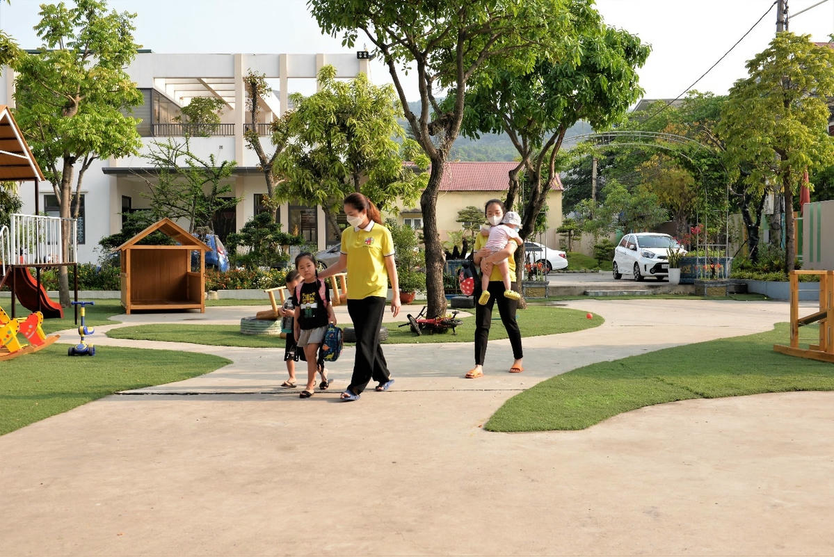 Các con được giáo viên của trường trông nom cẩn thận, chu đáo, giúp gia đình an tâm khi con đến trường.