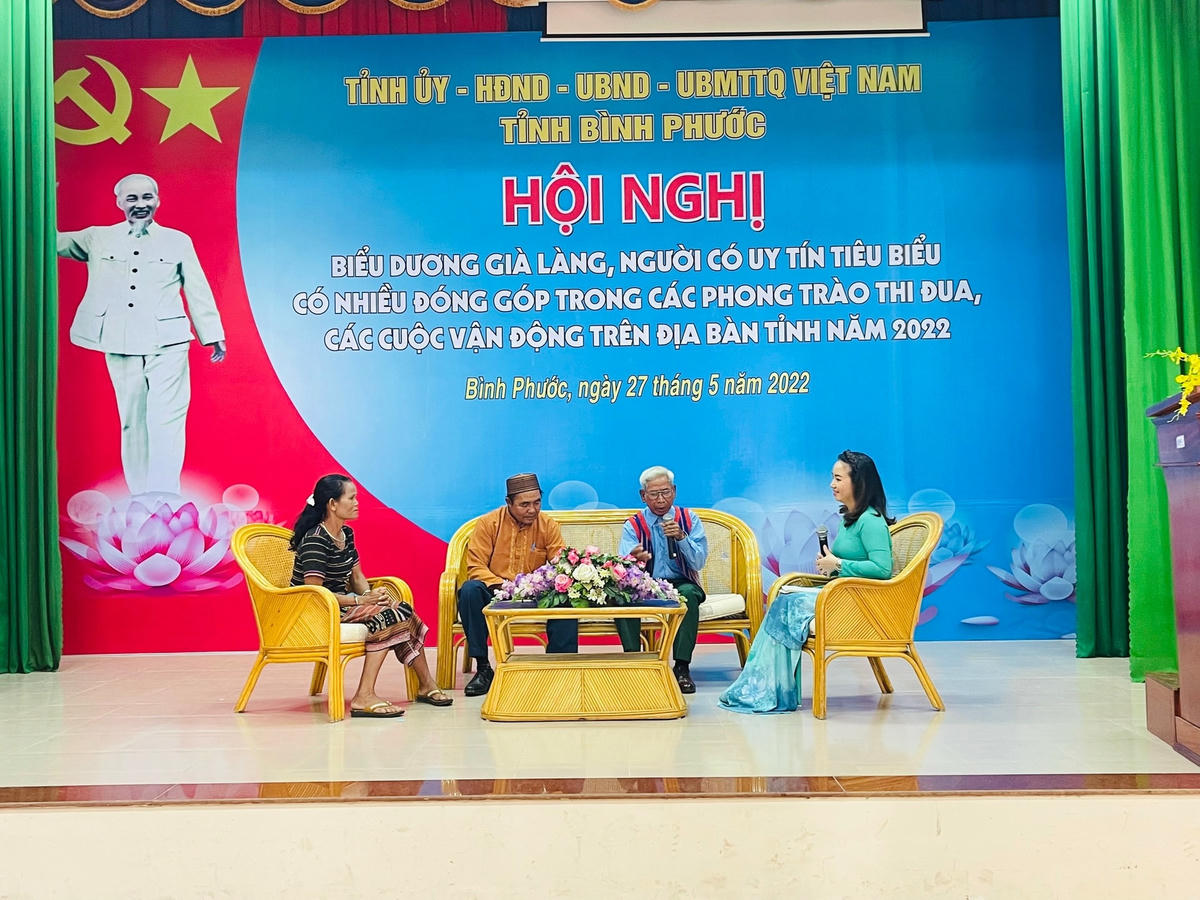 Các già làng Điểu Khinh, Già Làng Chàm Sa…đang giao lưu với các đại biểu.