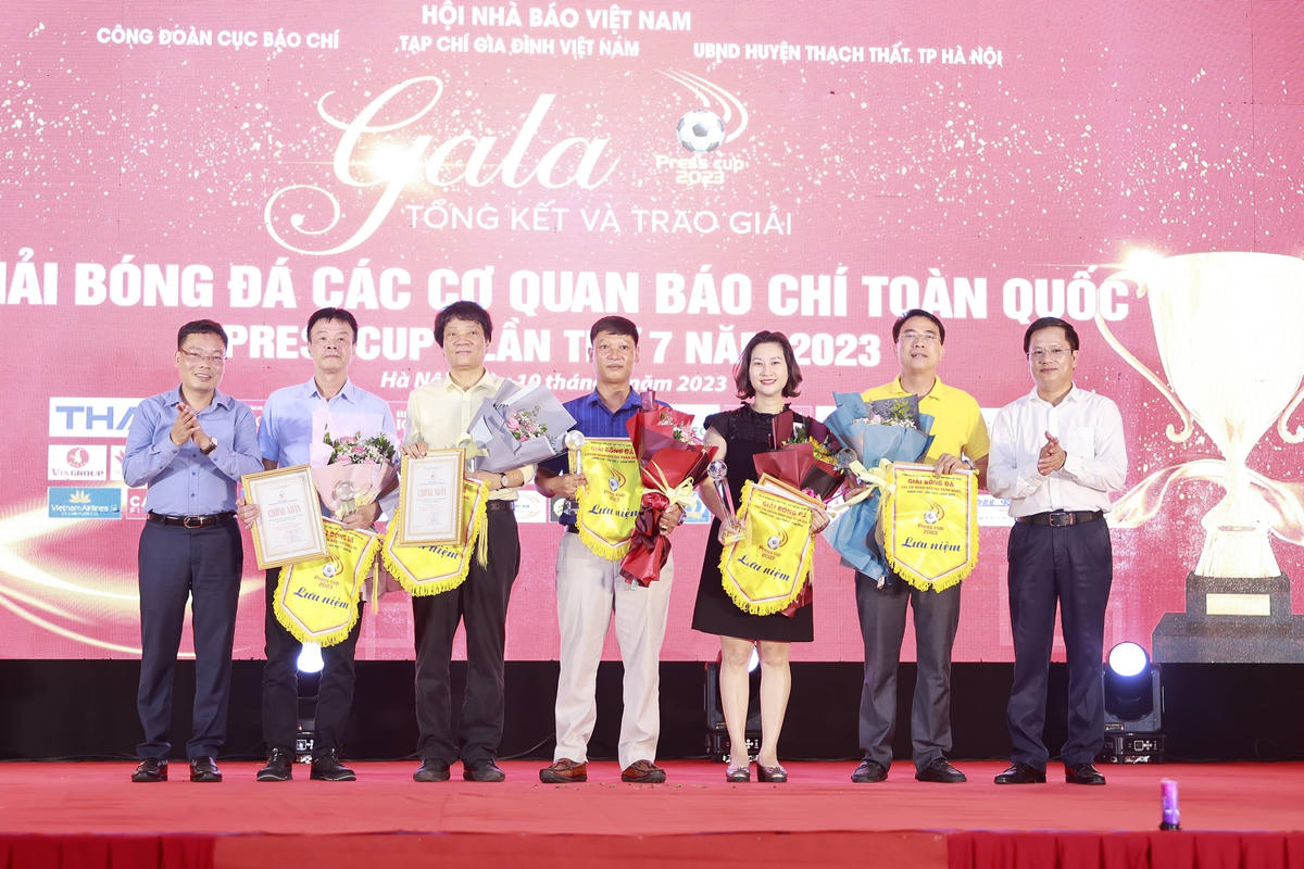 Đại diện Ban tổ chức tặng hoa và quà lưu niệm cho đơn vị tài trợ Press Cup 2023.