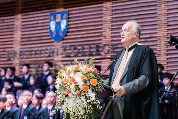 Thầy Matthew Bartlett - Hiệu trưởng Brighton College Vietnam phát biểu khai giảng năm học đầu tiên của cơ sở tại Ocean City.