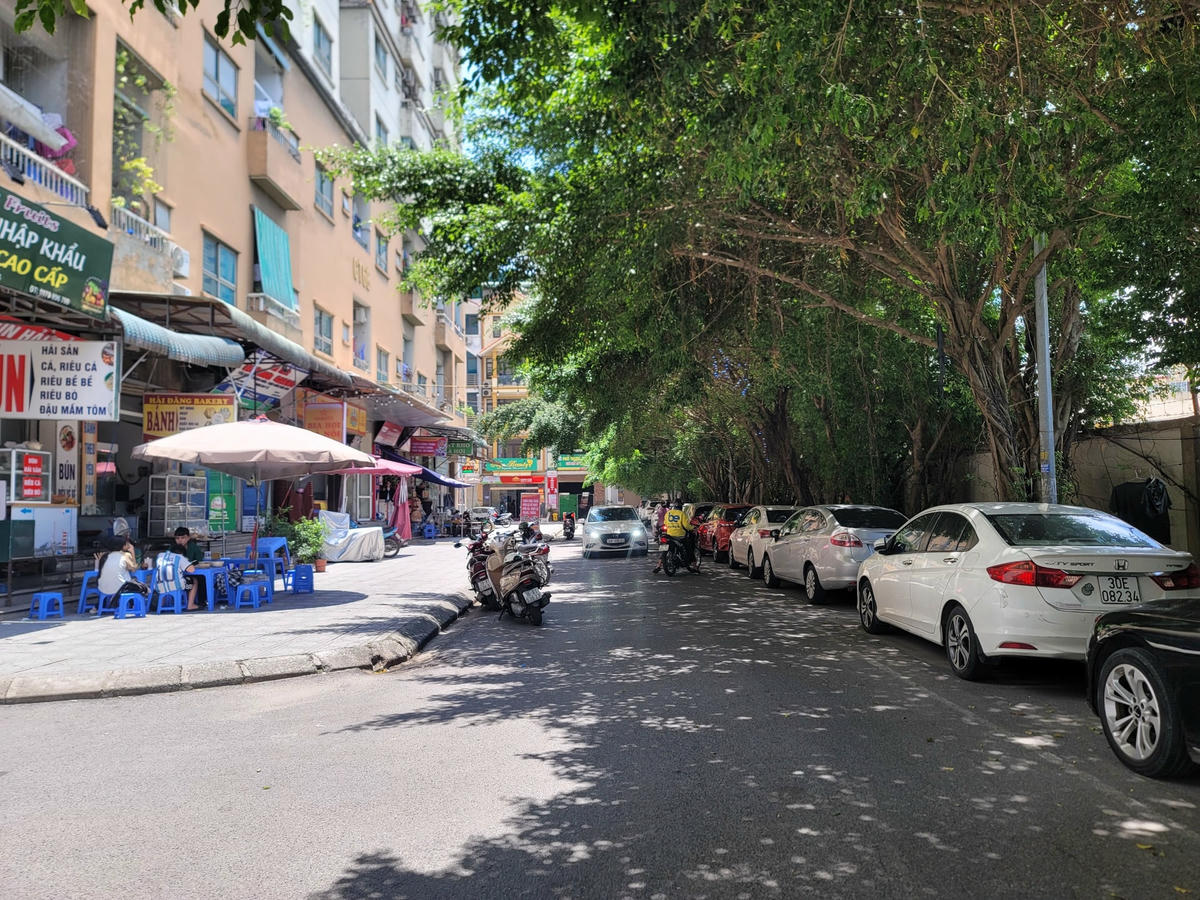 Ô tô đậu san sát, nối đuôi nhau, xung quanh dự án CT6 Kiến Hưng.