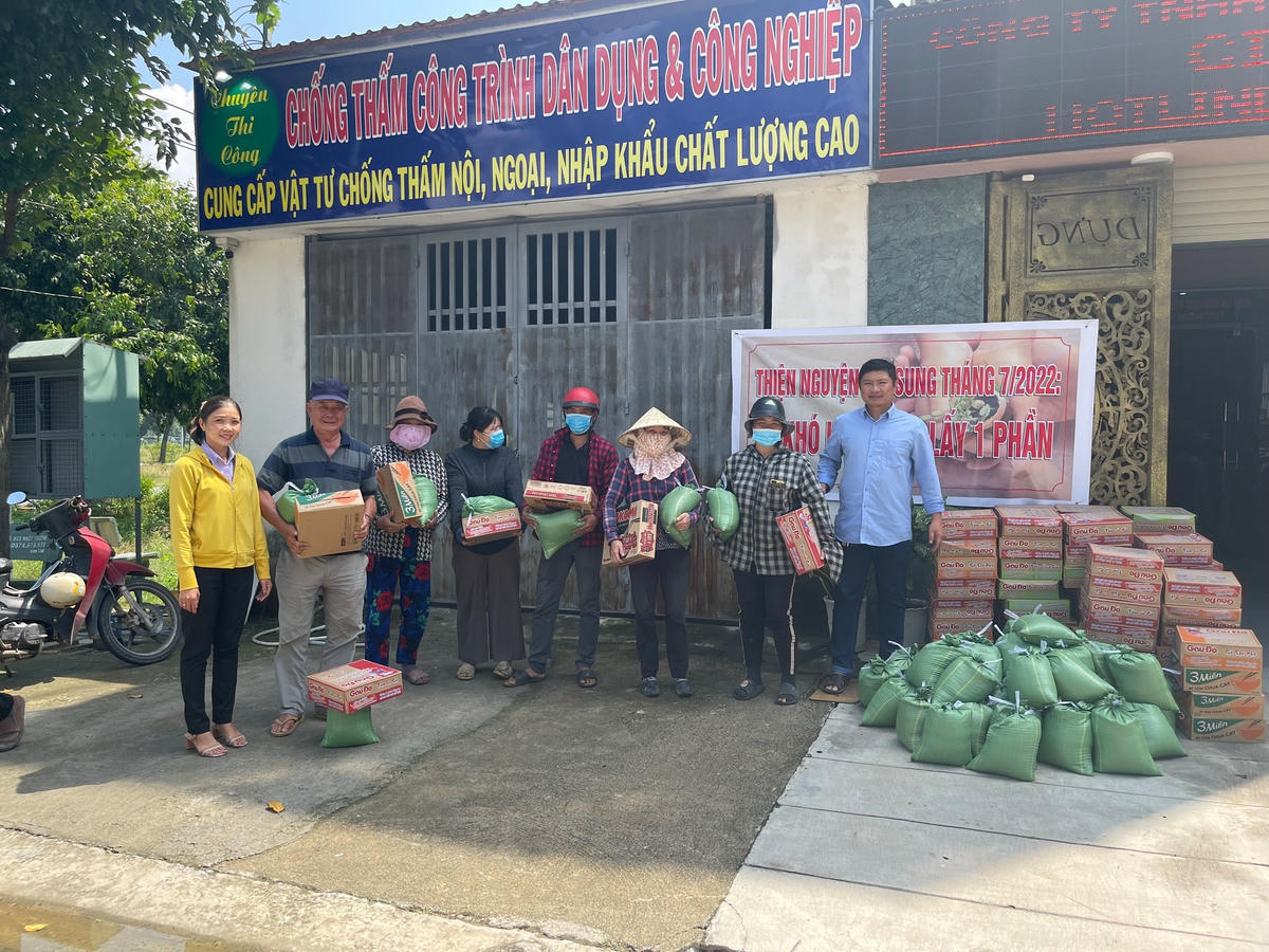Mạnh thường quan tham gia hỗ trợ người nghèo.