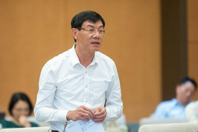 Phó Tổng Kiểm toán nhà nước Doãn Anh Thơ báo cáo khái quát về kết quả kiểm toán việc triển khai thực hiện các chính sách hỗ trợ theo Nghị quyết số 43. Ảnh: VPQH