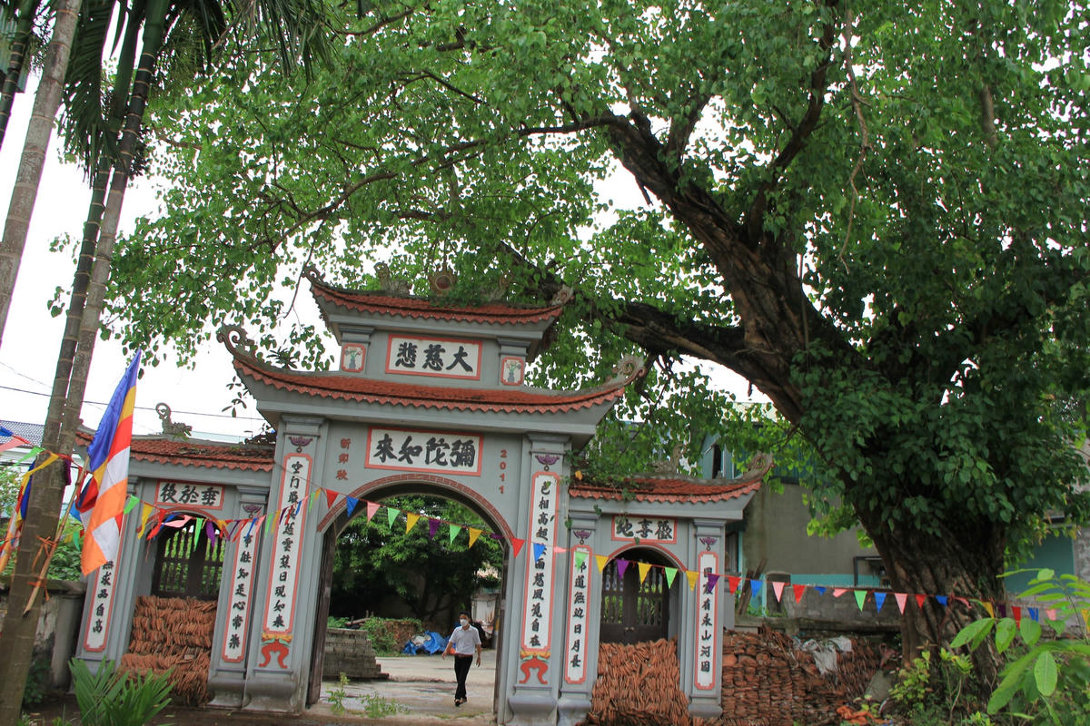 Tam quan được xây mới. 