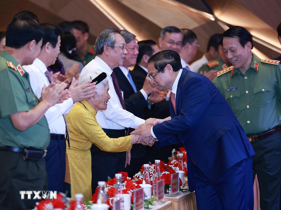Thủ tướng Phạm Minh Chính với đại biểu Mẹ Việt Nam Anh hùng dự Đại hội Thi đua “Vì an ninh Tổ quốc” lần thứ 9. (Ảnh: Dương Giang/TTXVN)
