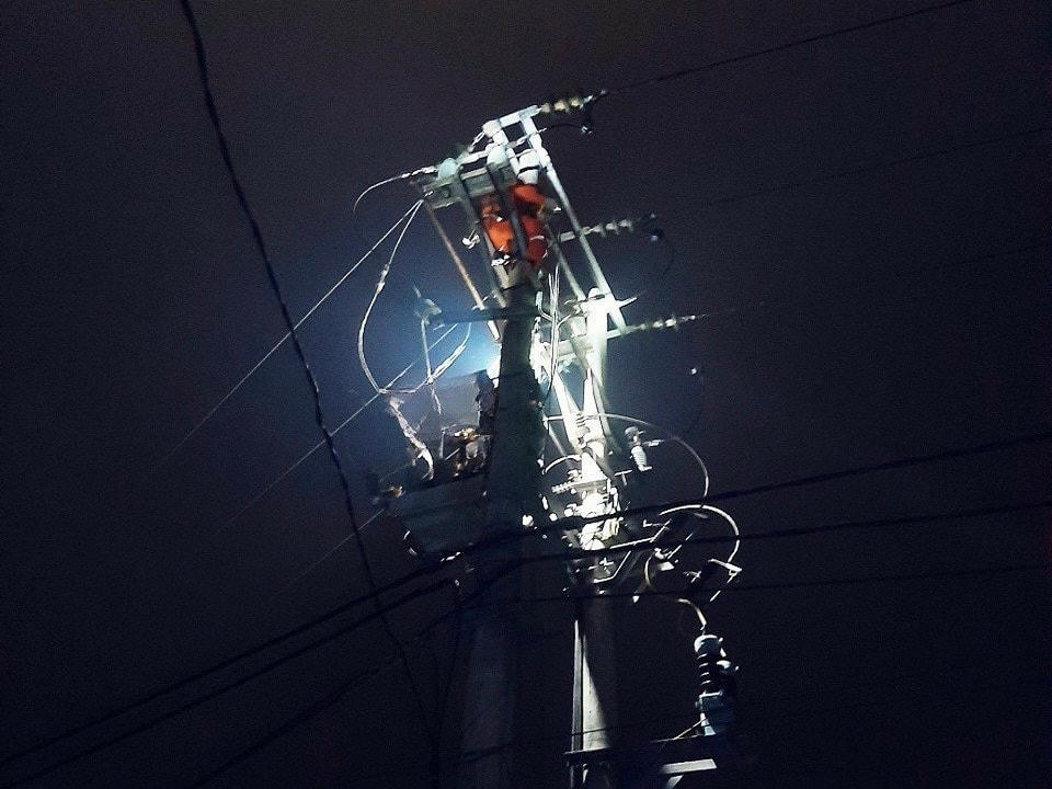 Điện lực Lập Thạch (PC Vĩnh Phúc) xử lý sự cố máy cắt tại xã Xuân Hoà, huyện Lập Thạch.