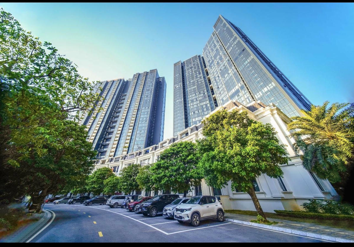 Mà còn là những cung đường dạo bộ duyên dáng, rợp bóng cây xanh giữa không gian thanh nhã của kiến trúc Tây phương hoàn mỹ tại lõi cảnh quan Sunshine City (Hà Nội). 