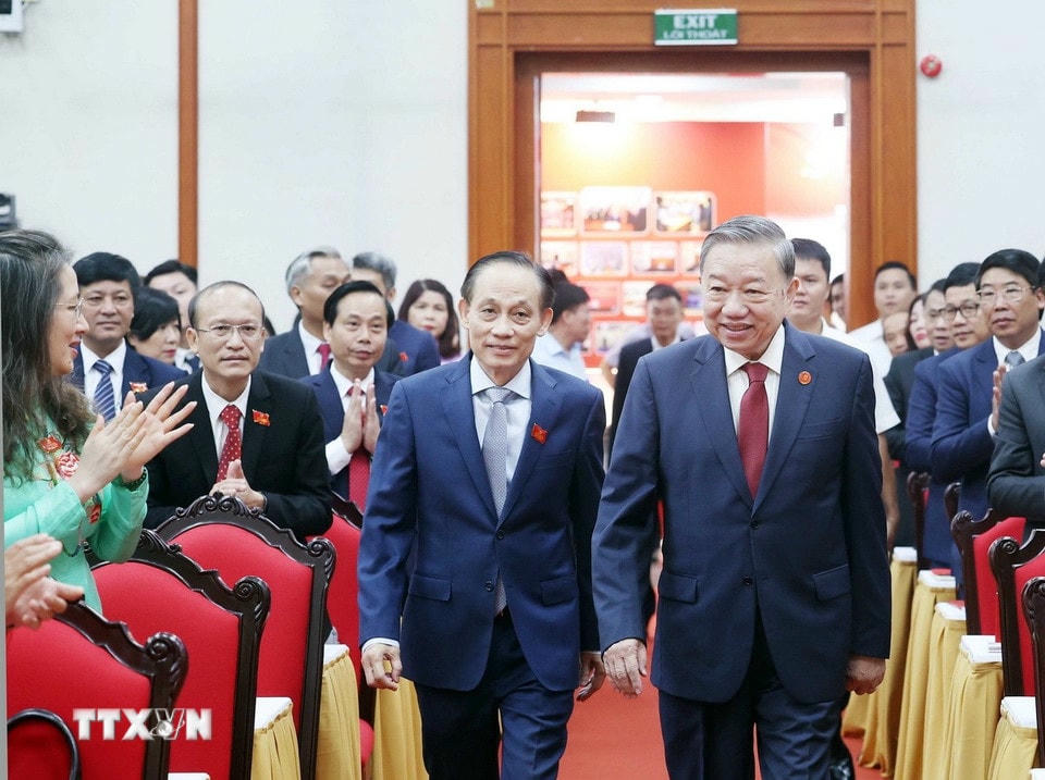 Tổng Bí thư Tô Lâm, nguyên Tổng Bí thư Nông Đức Mạnh đến dự Đại hội. (Ảnh: Thống Nhất/TTXVN)