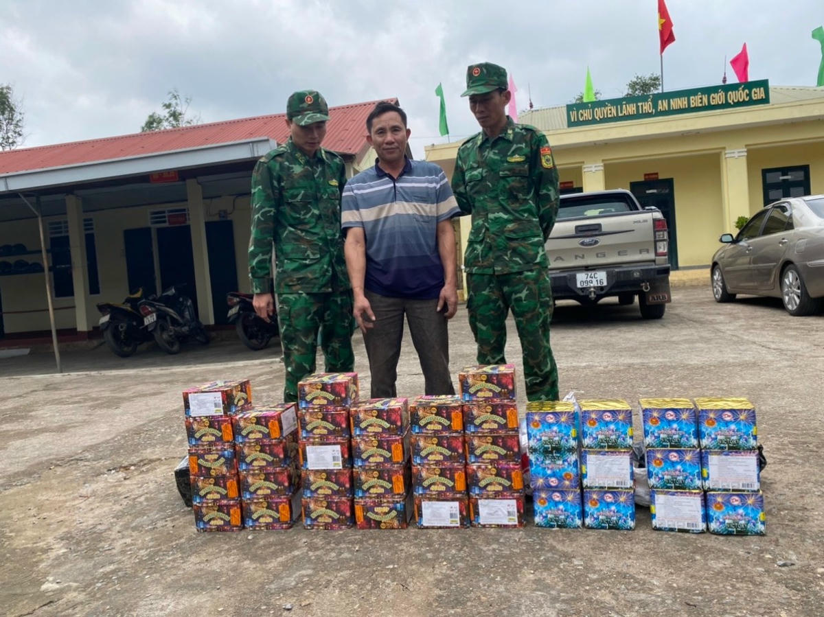 Lực lượng chức năng phát hiện tài xế đang vận chuyển hơn 60kg pháo.