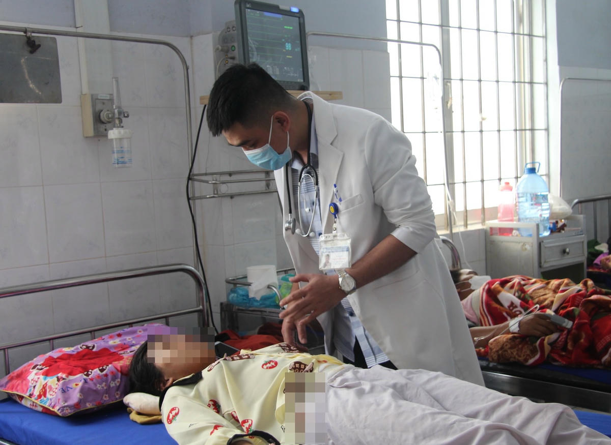 Bác sĩ chăm sóc cho bệnh nhân.