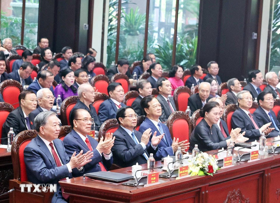 Tổng Bí thư Tô Lâm và các đồng chí lãnh đạo, nguyên lãnh đạo Đảng, Nhà nước tham dự buổi gặp mặt. (Ảnh: Thống Nhất/TTXVN)