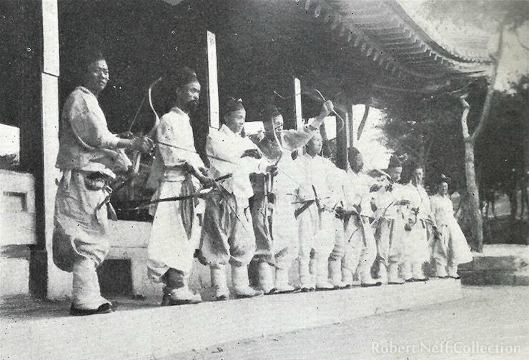 Cung thủ Hàn Quốc tại trường bắn cung mới năm 1899-1900. Ảnh: KT.