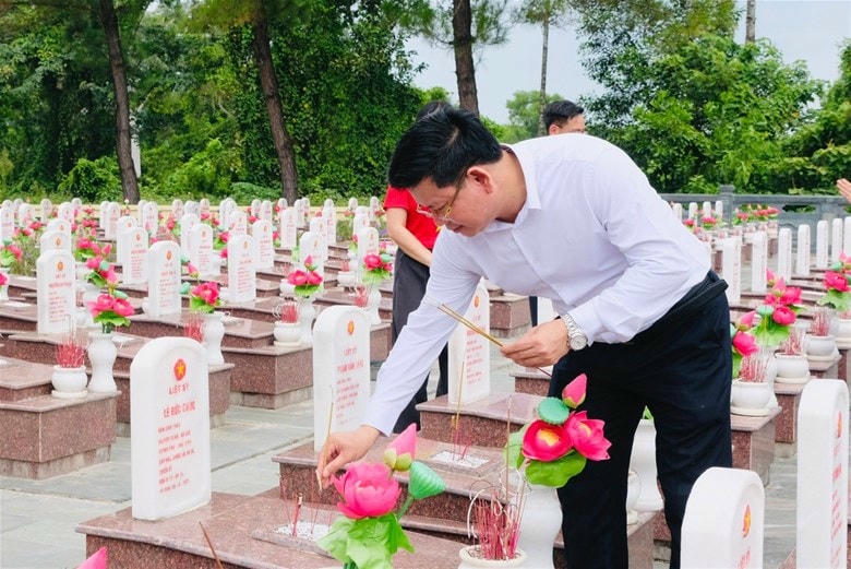 PGS.TS Đinh Văn Châu - Hiệu trưởng Trường Đại học Điện Lực dẫn đầu đoàn công tác cán bộ, giảng viên và sinh viên tình nguyện thắp hương tại Nghĩa trang Liệt sĩ Trường Sơn.