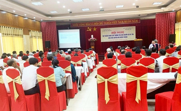 Qanh cảnh hội nghị.