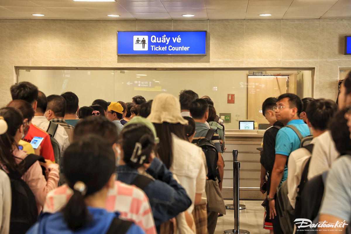 Từ 8 giờ sáng nay (8/8), tàu điện bắt đầu đón khách, phục vụ miễn phí đoạn trên cao tuyến đường sắt đô thị thí điểm thành phố Hà Nội, đoạn Nhổn - ga Hà Nội dài 8,5 km.