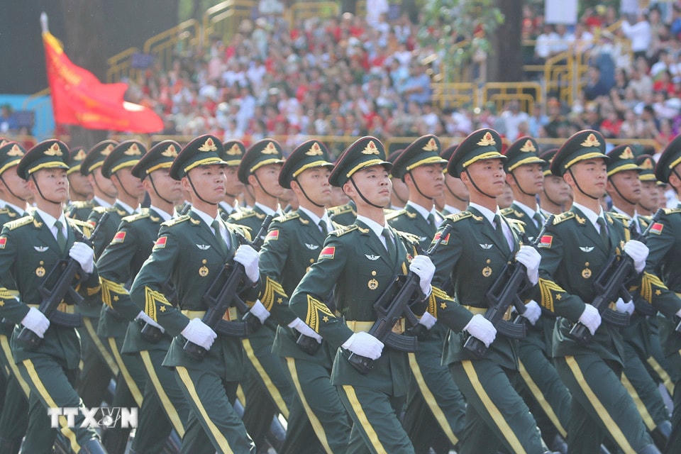 Lực lượng Quân đội Trung Quốc tham gia Tổng duyệt kỷ niệm 50 năm Ngày Giải phóng miền Nam, thống nhất đất nước. (Ảnh: Thanh Vũ/TTXVN)