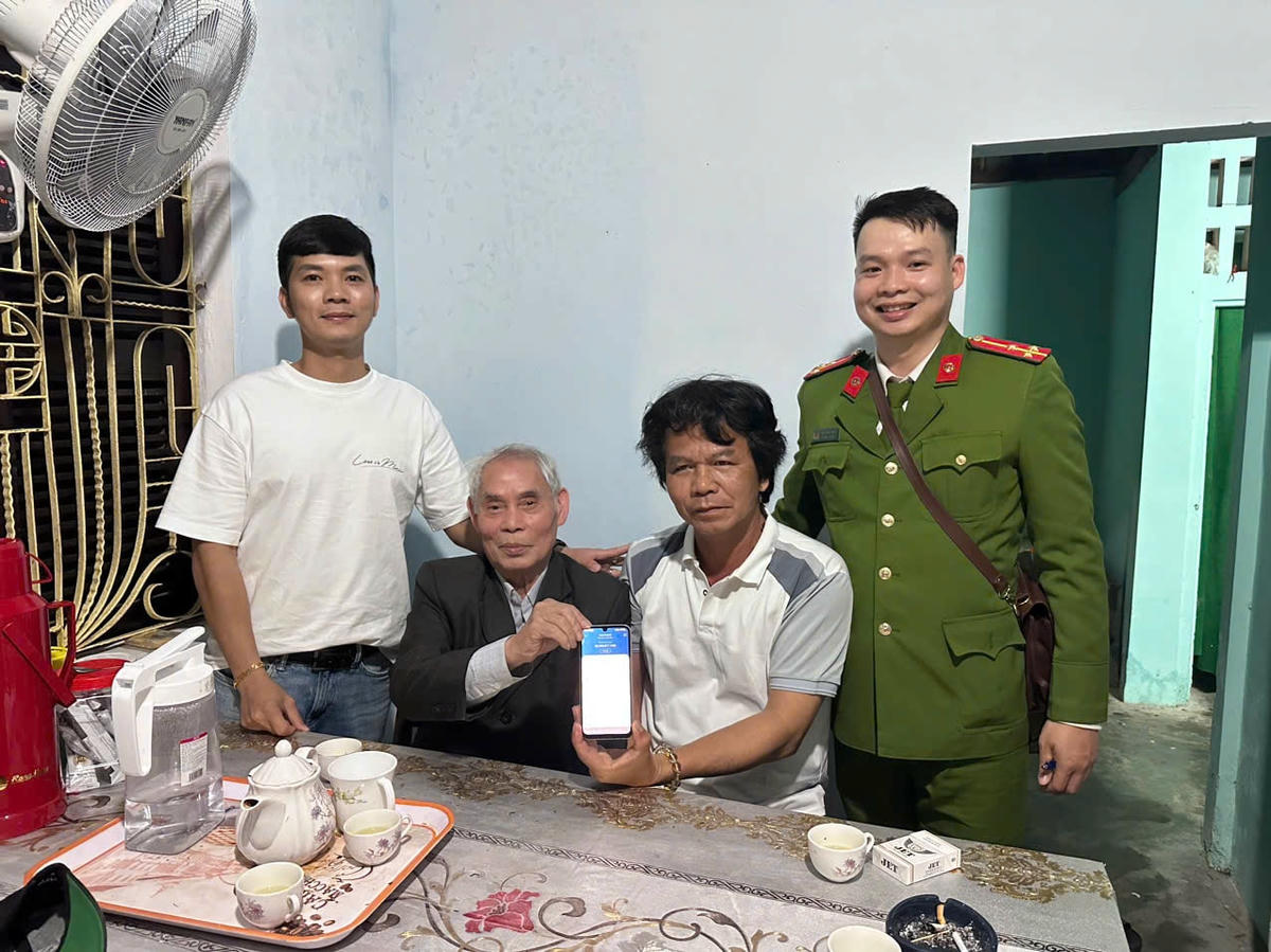 anh1 luc luong cong an Quang Tho ho tro trao tra tai san