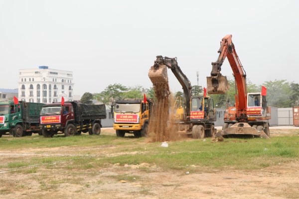 Ngay sau nghi thức khởi công, đơn vị thi công triển khai dự án.