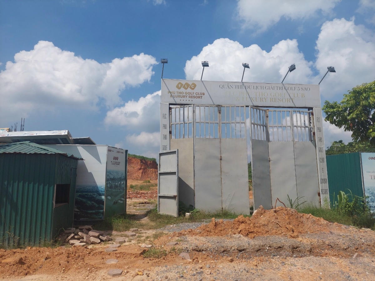 Cổng dự án đã phai màu, bụi bặm