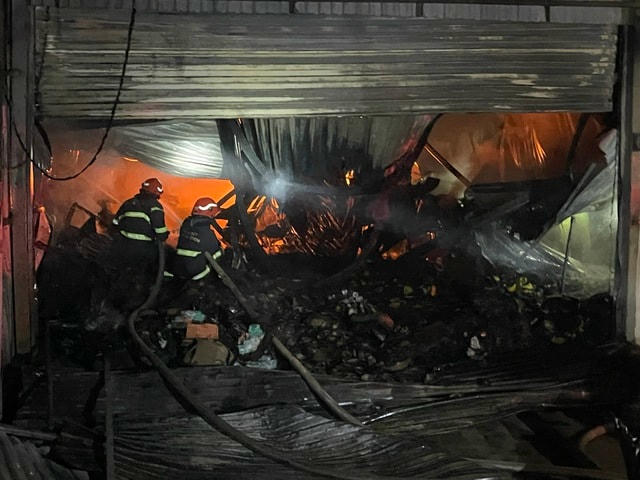 Lực lượng chữa cháy tiếp cận khống chế đám cháy.