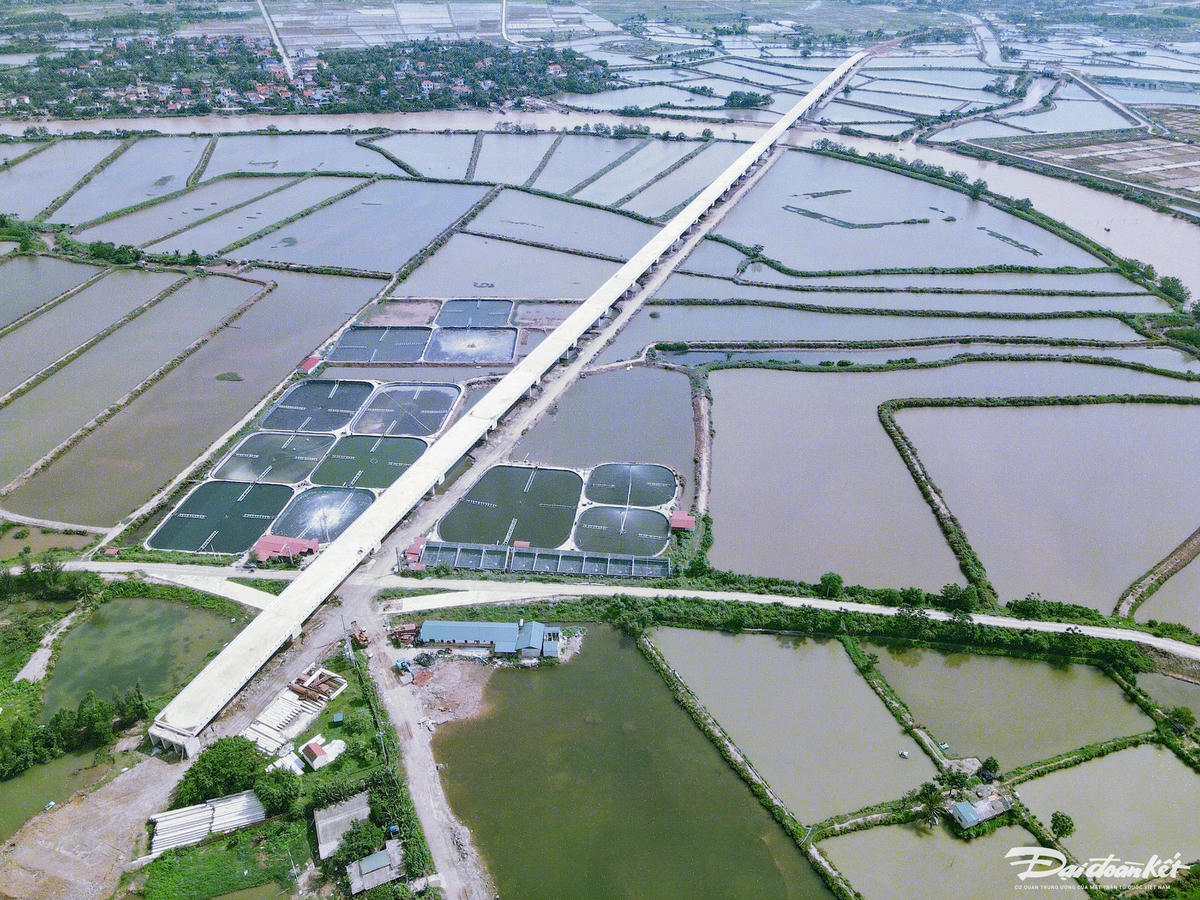 Tuyến đường ven biển Nga Sơn - Hoằng Hóa có tổng mức đầu tư 2.242 tỷ đồng, đến nay, sau 2 năm 6 tháng thi công, dự án mới đạt tiến độ hơn 64%. Theo báo cáo của Ban quản lý dự án đầu tư công trình giao thông (BQLDA ĐTCTGT) tỉnh Thanh Hóa, đến tháng 6/2024, tổng giá trị xây lắp hoàn thành của dự án đạt 922,96/1.432,49 tỷ đồng (đạt 64,4%; chậm so với hợp đồng 24,5%). Trong đó, khối lượng đường hoàn thành là 154,76/583,17 tỷ đồng (đạt 26,5%, chậm tiến độ hợp đồng 61%); phần cầu đã hoàn thành là 768,