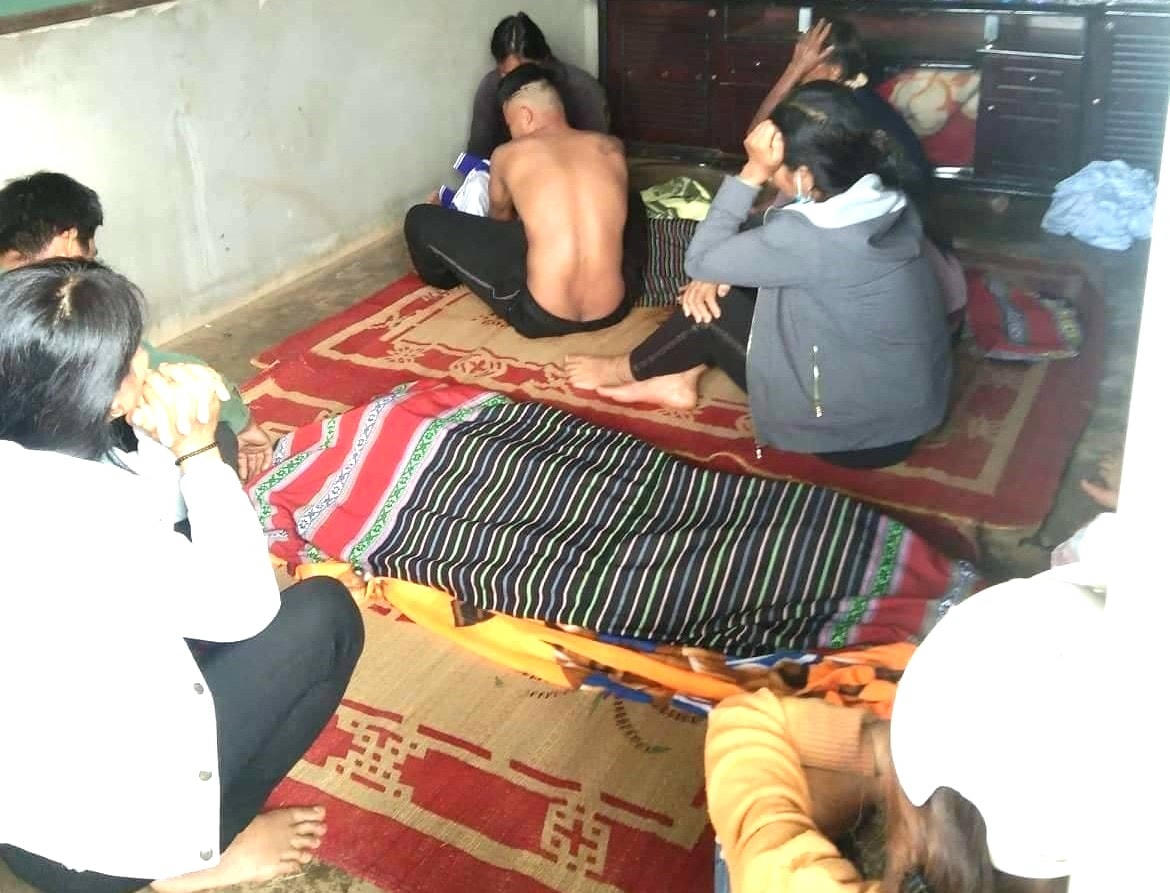 Người thân đau buồn bên thi thể 2 cháu.