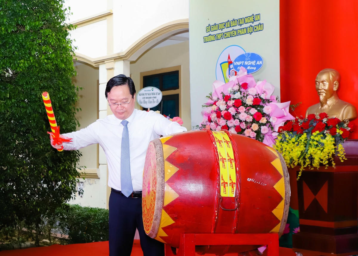 Chủ tịch UBND tỉnh Nghệ Anh Nguyễn Đức Trung đánh trống khai giảng năm học 2023-2024.