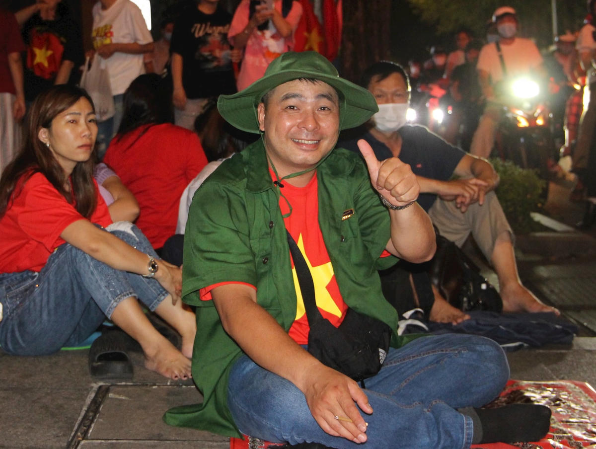 Anh Nguyễn Văn Trung (phường Quỳnh Lập, thị xã Hoàng Mai, tỉnh Nghệ An) cho biết, do sức yếu nên bố anh ở nhà bà con tại quận Bình Thạnh, còn anh ngồi chờ trên đường L