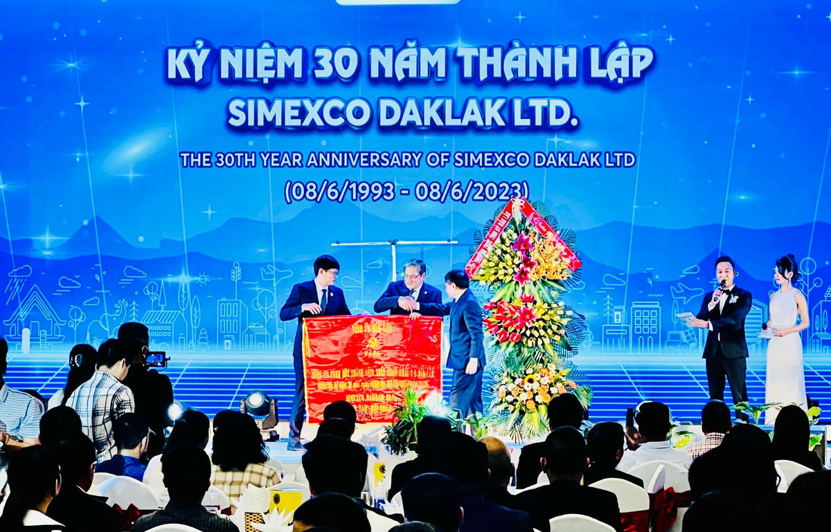 Phó Bí thư Thường trực Tỉnh ủy Phạm Minh Tấn trao Bức trướng của Tỉnh ủy tặng tập thể công ty Simexco Dak Lak.