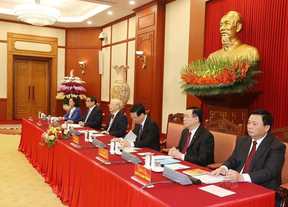 Tổng Bí thư Nguyễn Phú Trọng cùng các đồng chí Ủy viên Bộ Chính trị: Chủ tịch nước Võ Văn Thưởng; Thủ tướng Chính phủ Phạm Minh Chính; Chủ tịch Quốc hội Vương Đình Huệ; Thường trực Ban Bí thư, Trưởng Ban Tổ chức Trung ương Trương Thị Mai; Giám đốc Học viện Chính trị Quốc gia Hồ Chí Minh, Chủ tịch Hội đồng Lý luận Trung ương, Tổ trưởng Tổ Biên tập Văn kiện Nguyễn Xuân Thắng chủ trì phiên họp. (Ảnh: Trí Dũng/TTXVN) ttxvn_tong_bi_thu_chu_tri_phien_hop_dau_tien_tieu_ban_van_kien_dai_hoi_xiv_cua_dang_10.jpg