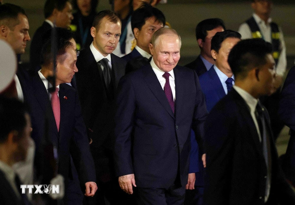 Tổng thống Liên bang Nga Vladimir Putin tại Sân bay quốc tế Nội Bài. (Ảnh: Phạm Kiên/TTXVN) ttxvn_tong_thong_lb_nga_vladimir_putin_den_ha_noi_2006-7.jpg
