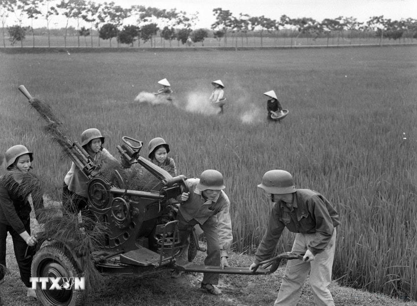 Dân quân Hòa Xá, huyện Ứng Hòa (Hà Tây) vừa đẩy mạnh sản xuất, vừa ra sức luyện tập quân sự, quyết đánh thắng giặc Mỹ trong mọi tình huống, năm 1972. (Ảnh: Văn Thượng/TTXVN)