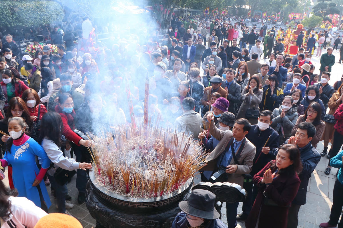 Nhân dân và du khách thập phương về dâng hương tri ân Tổ Mẫu Âu Cơ