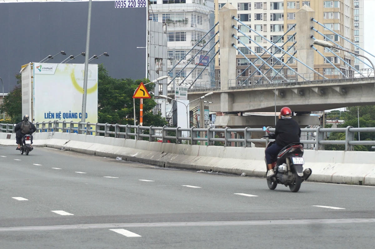 Sau sự cố đứt cáp ngầm, cầu vượt Nguyễn Hữu cảnh bị võng và nứt.