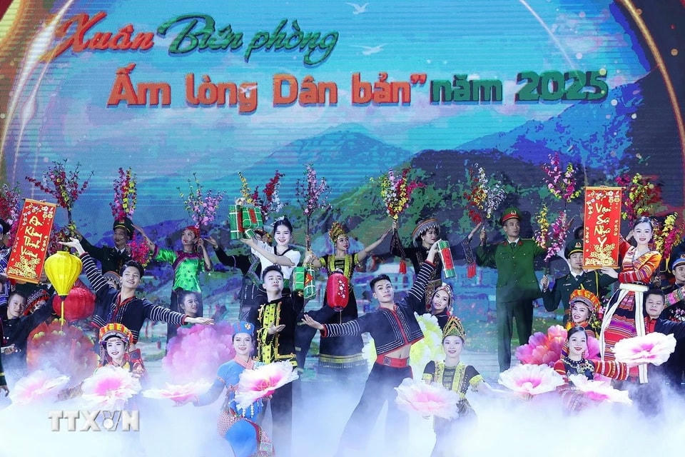 Tiết mục văn nghệ chào mừng Chương trình “Xuân Biên phòng ấm lòng dân bản” năm 2025. (Ảnh: Lâm Khánh/TTXVN)