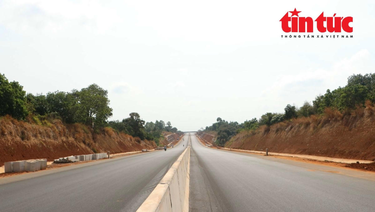 Song song với thảm nhựa, các nhà thầu dự án đang gấp rút lắp đặt giải phân cách, hàng rào hộ lan, hệ thống biển báo, sơn kẻ vẻ làn đường... trên tuyến cao tốc Phan Thiết - Dầu Giây. Ảnh: Công Phong.