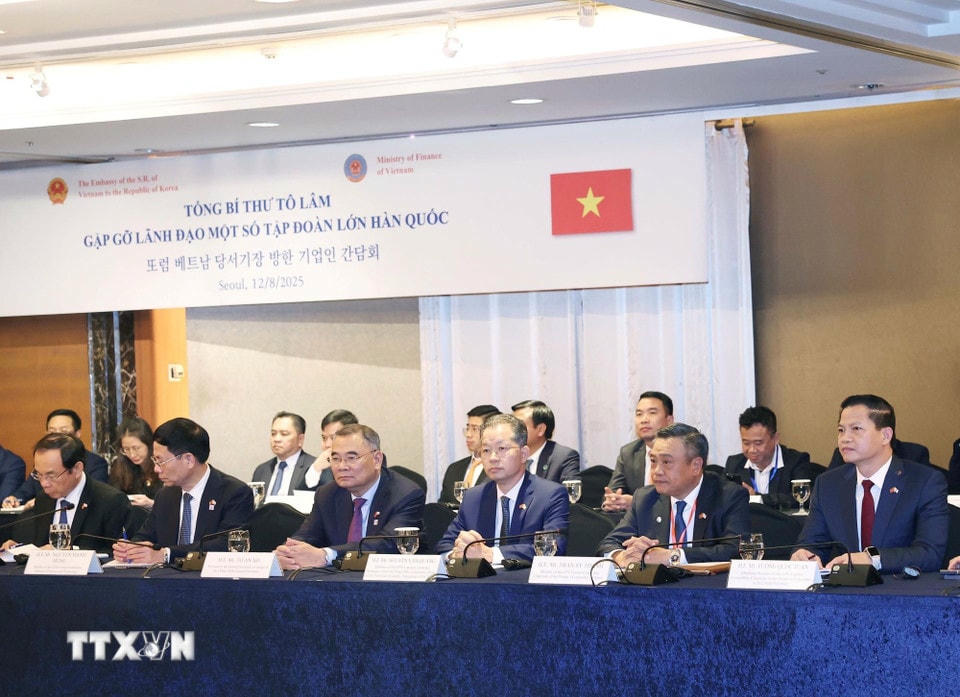 Các đại biểu dự buổi gặp. (Ảnh: Thống Nhất/TTXVN)