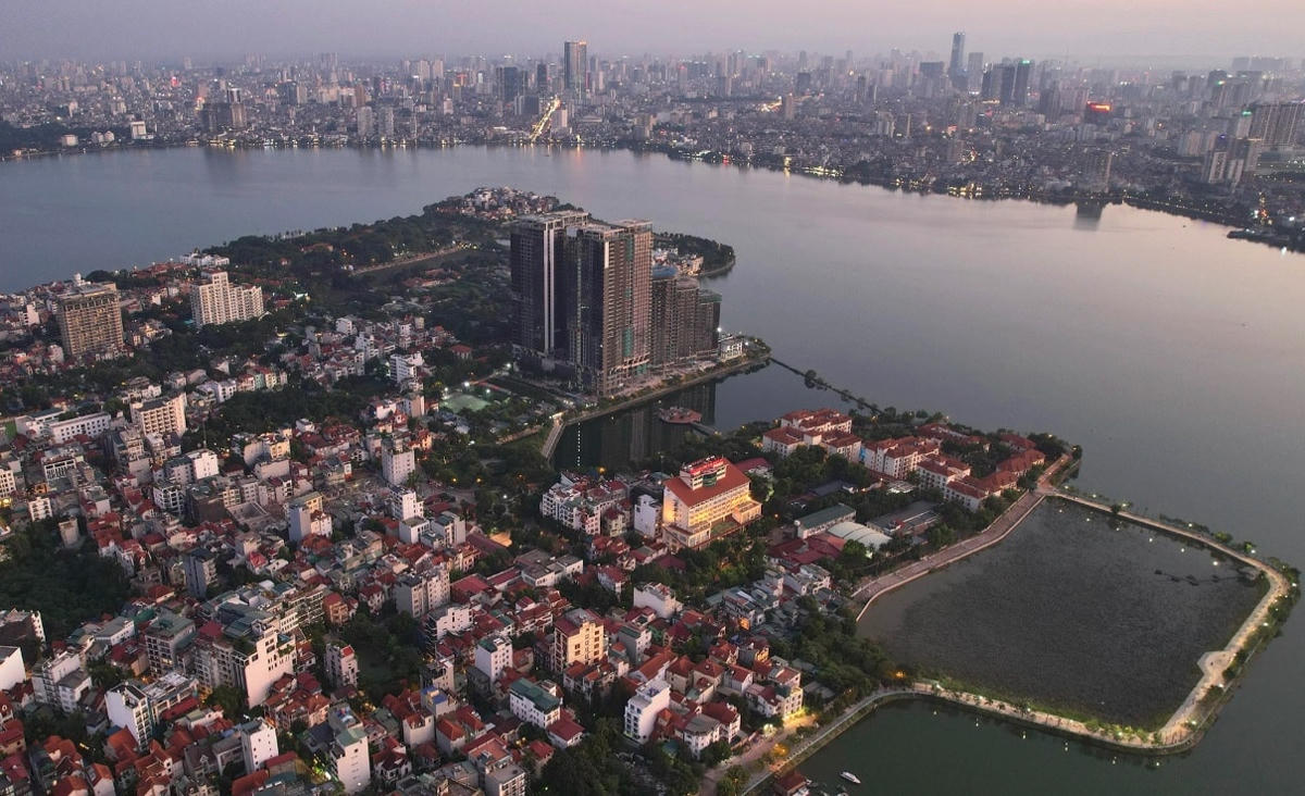 Bao quát từ trên cao, phần lớn không gian xung quanh đều là sự hiện diện của nhà phố, chung cư cao tầng, thiếu vắng màu xanh cây lá.