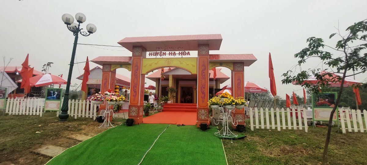 Trại văn hóa của huyện năm nay có kiến trúc mô phỏng lại nhà Tám Mái tại Đầm Ao Châu, đây là công trình nằm trong địa điểm danh lam thắng cảnh đẹp nhất của huyện Hạ Hoà.